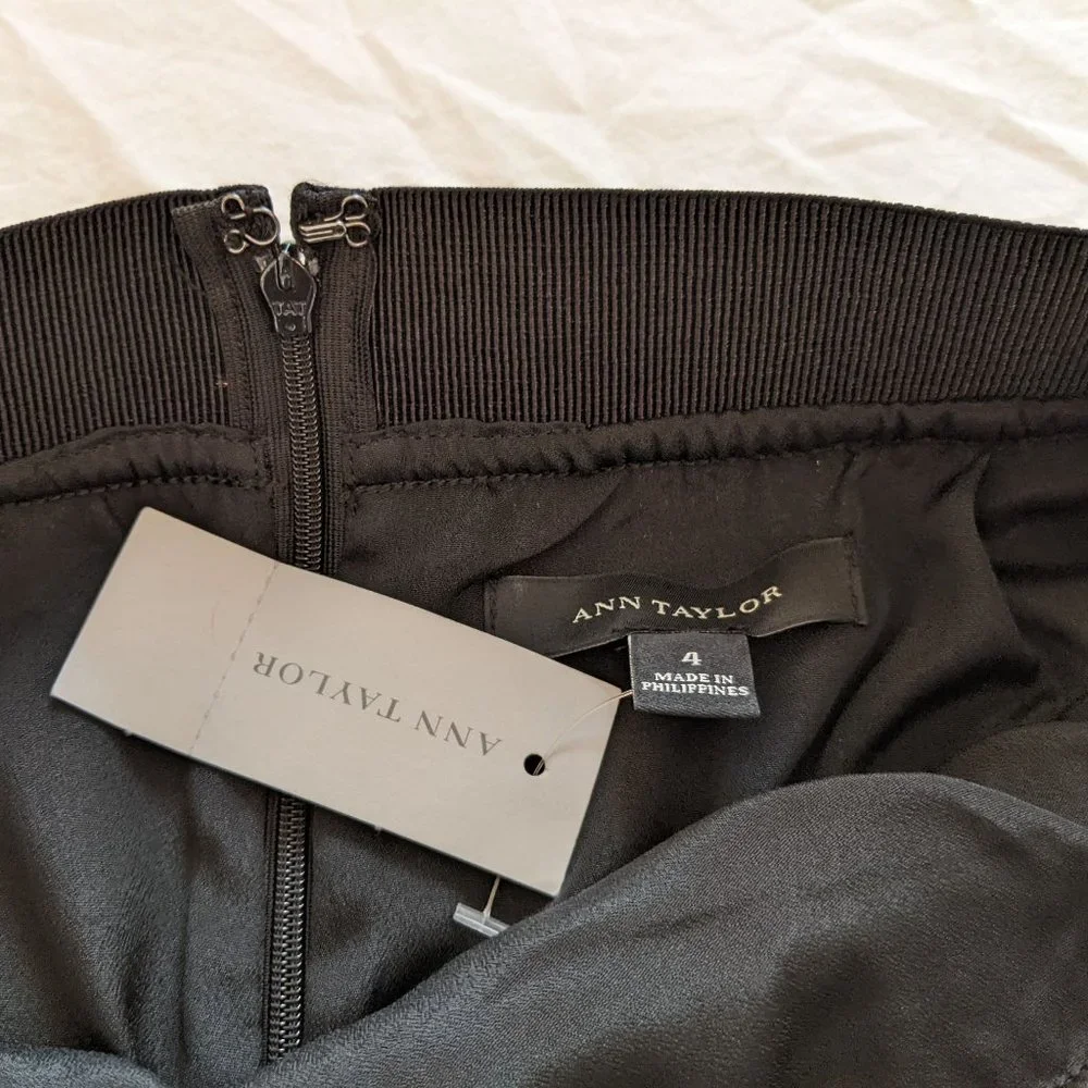 NWT Ann Taylor Textured Black Zip Pocket Skirt in Size 4